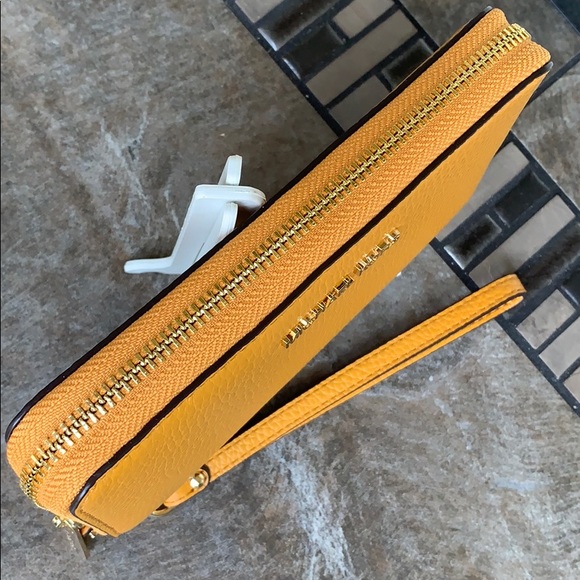 MICHAEL KORS JET SET TRAVEL LG FLAT MF PHN CASE - Picture 5 of 16